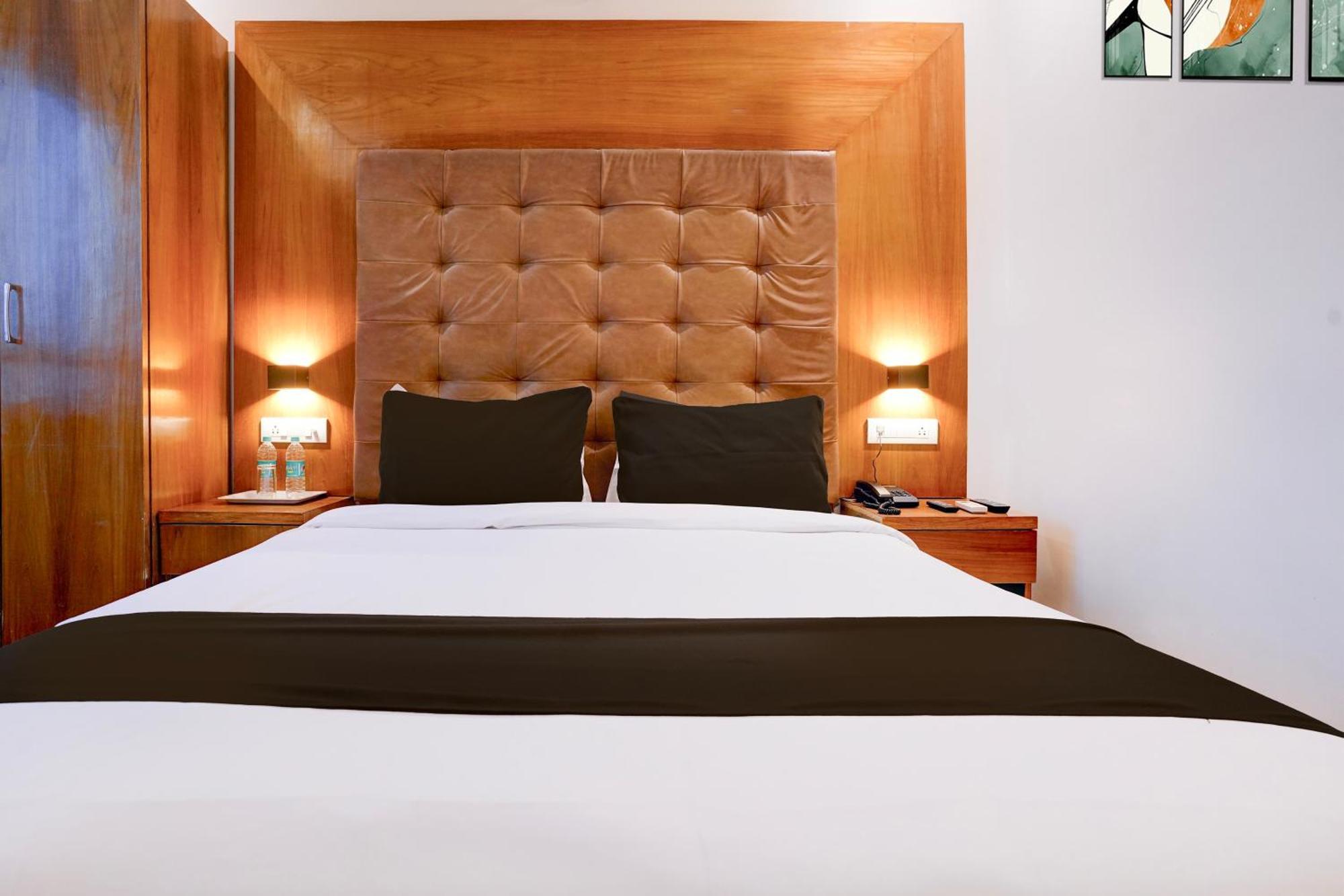 Super Townhouse Oak Times Square Le Western Mumbai Luaran gambar