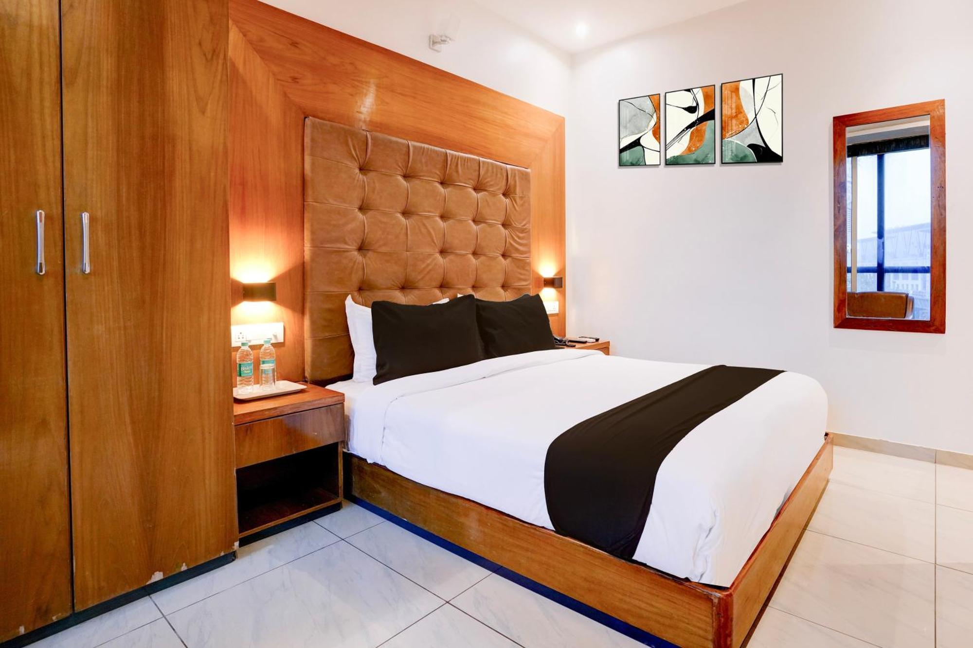 Super Townhouse Oak Times Square Le Western Mumbai Luaran gambar