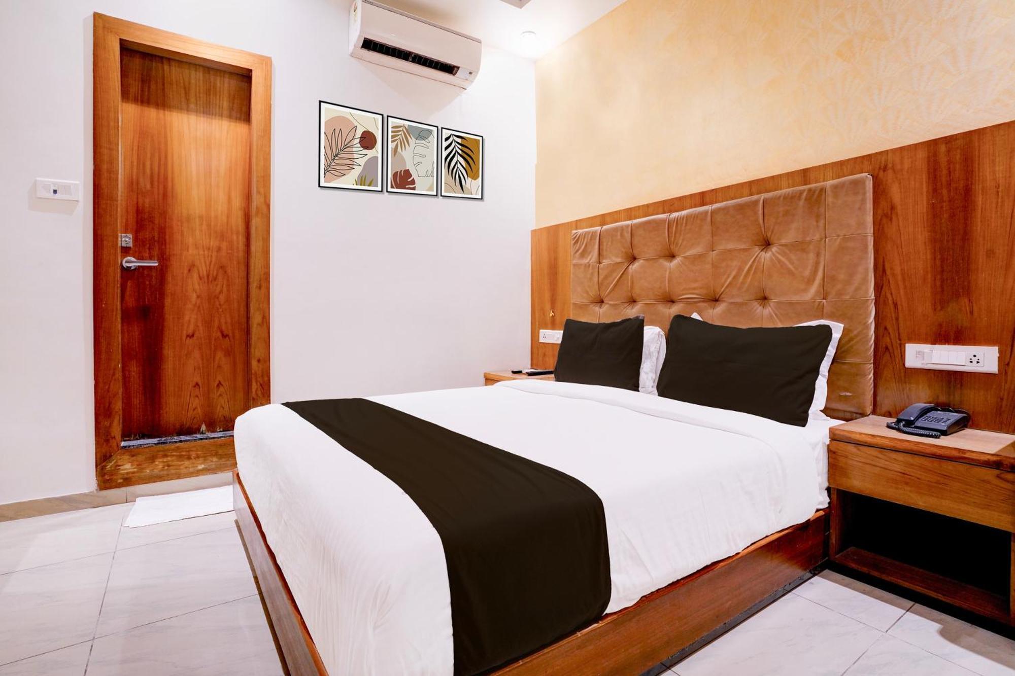 Super Townhouse Oak Times Square Le Western Mumbai Luaran gambar